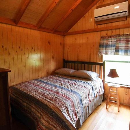Lakefront Cedar Cabin - 6 Мід Екстер'єр фото