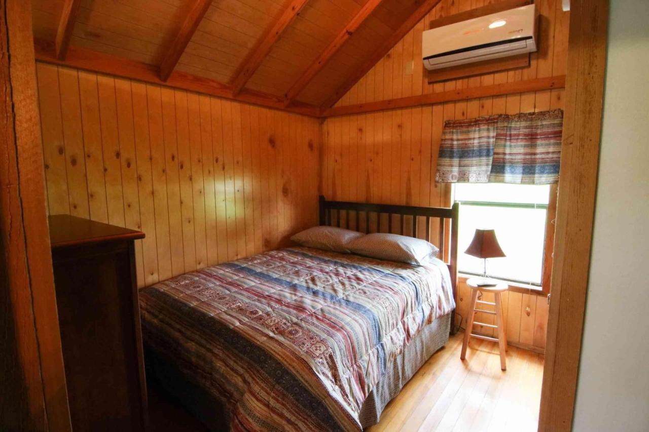 Lakefront Cedar Cabin - 6 Мід Екстер'єр фото