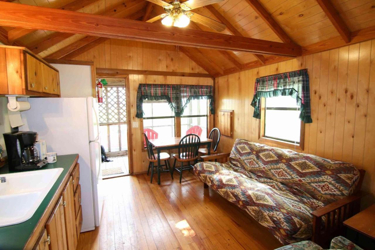 Lakefront Cedar Cabin - 6 Мід Екстер'єр фото