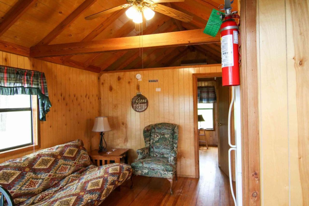 Lakefront Cedar Cabin - 6 Мід Екстер'єр фото